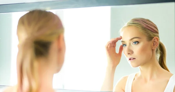 Gesicht einer jungen schönen, gesunden Frau und Spiegelung im Spiegel — Stockfoto