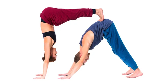 Jovem casal atlético praticando acroioga. Balanceamento em par — Fotografia de Stock