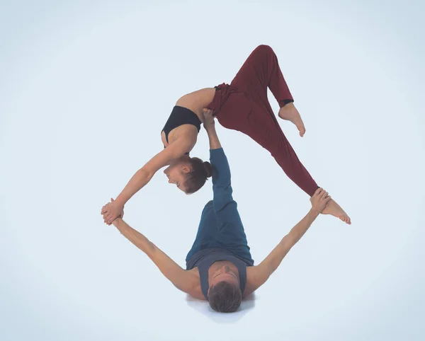 Cuplu atletic tânăr care practică acroyoga. Echilibrul în pereche — Fotografie, imagine de stoc