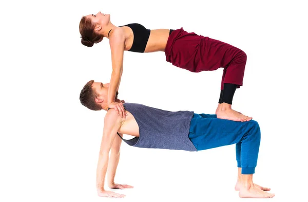 Jovem casal atlético praticando acroioga. Balanceamento em par — Fotografia de Stock
