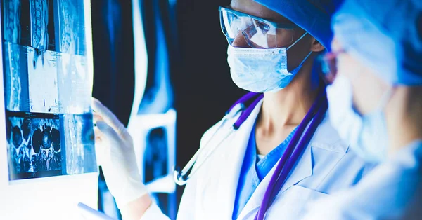 Dos mujeres médicas que miran rayos X en un hospital. — Foto de Stock