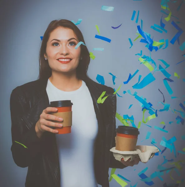 Hermosa mujer feliz con café en la fiesta de celebración con confeti. Cumpleaños o Nochevieja celebrando el concepto — Foto de Stock