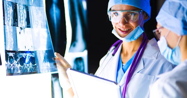 Dos mujeres médicas que miran rayos X en un hospital. — Foto de Stock