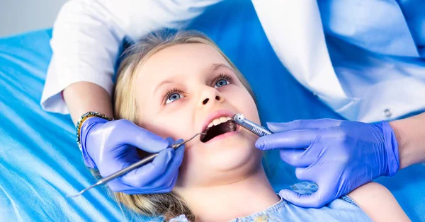 Little girl sitting in the dentists office — Stock Photo, Image