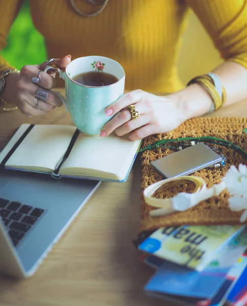 Jonge vrouw op een koffiepauze of genieten van de koffie-break, Met behulp van laptop computer — Stockfoto