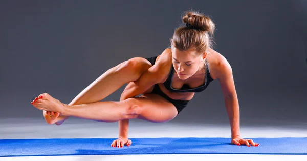 Portret sport dziewczyna robi joga, stretching ćwiczenia. Joga — Zdjęcie stockowe