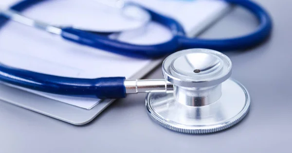 Equipamento médico: estetoscópio azul e comprimido sobre fundo branco. Equipamento médico — Fotografia de Stock