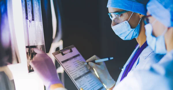 Zwei Ärztinnen betrachten Röntgenbilder in einem Krankenhaus. — Stockfoto