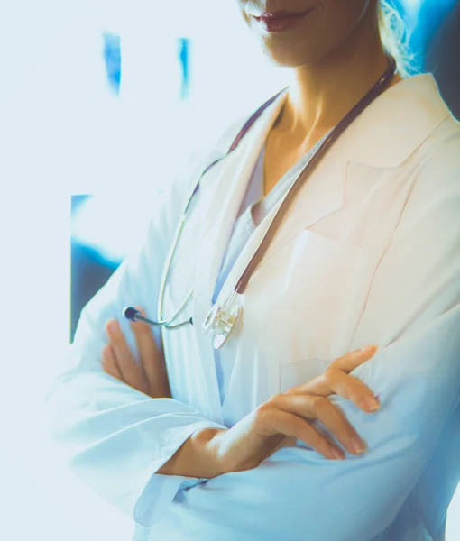 Immagine di attraente medico donna guardando i risultati dei raggi X. — Foto Stock