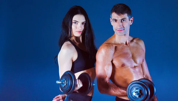 Hombre y mujer atléticos con campanas mudas. Instructor de fitness personal. Entrenamiento personal. Entrenamiento de peso. Entrenamiento . —  Fotos de Stock