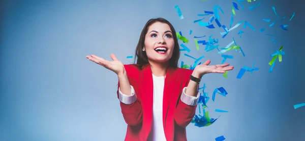 Belle femme heureuse à la fête de célébration avec confettis. Anniversaire ou Nouvel An fête concept . — Photo