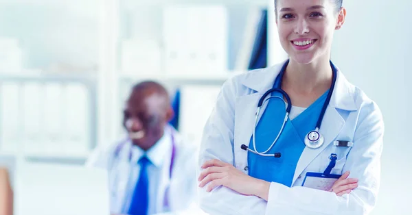 Due giovani medici felici sorridenti che stringono la mano in ufficio. Dottori. Lavoro di squadra — Foto Stock