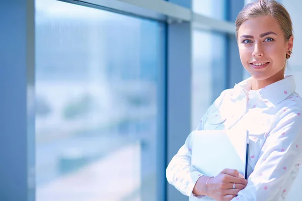 Business kvinna som står i förgrunden i office. Affärskvinna — Stockfoto