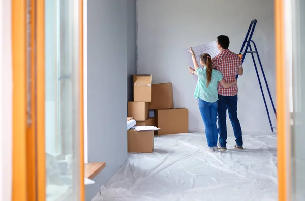 Portrait of young couple moving in new home. Young couple — Stock Photo, Image