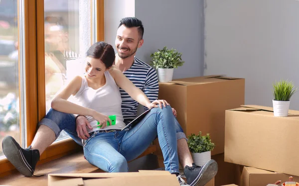 Couple moving in house sitting on the floor . Couple — Stock Photo, Image