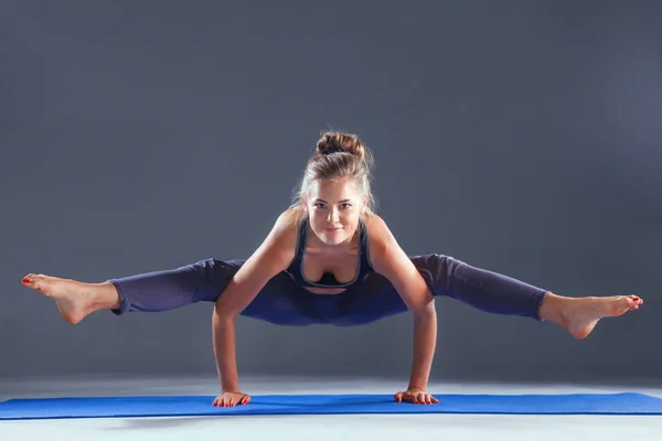 Portret sport dziewczyna robi joga, stretching ćwiczenia. Joga — Zdjęcie stockowe