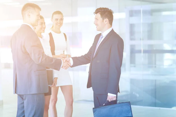 Gente de negocios con las manos juntas en un círculo. Gente de negocios . —  Fotos de Stock