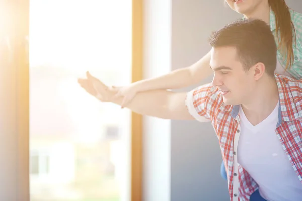 Portrait of young couple moving in new home. Young couple — Stock Photo, Image