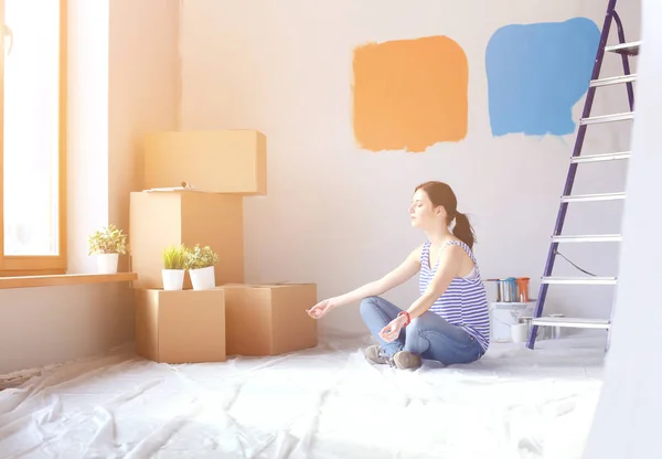 Frau in einem neuen Zuhause mit Kartons. Frau im Haus. — Stockfoto