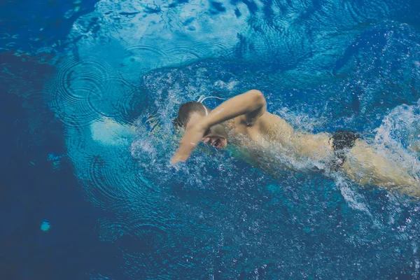 Yüzme havuzunda erkek yüzücü. Su altı fotoğrafı. Erkek yüzücü. — Stok fotoğraf