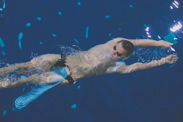 Nadador masculino en la piscina. Foto submarina. Nadador masculino . — Foto de Stock