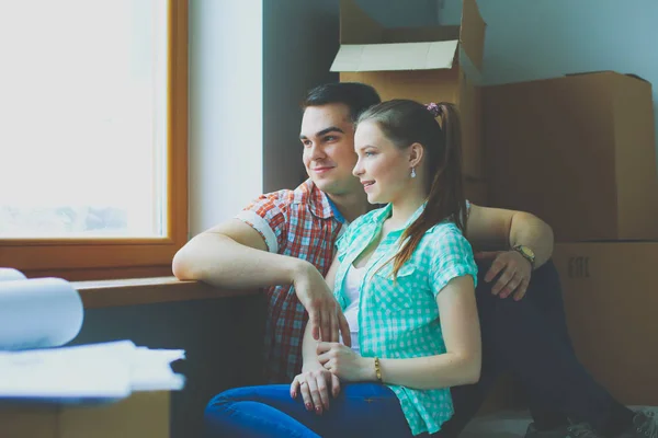 Couple moving in house sitting on the floor. Couple — Stock Photo, Image