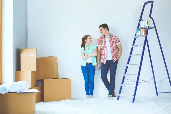 Portret van een jong koppel bewegen in nieuwe huis. Jong koppel — Stockfoto