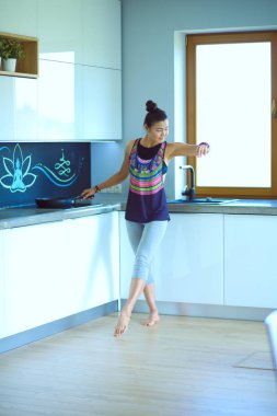 Formda ve çekici genç bir kadın sağlıklı yemek hazırlıyor. Kadın.