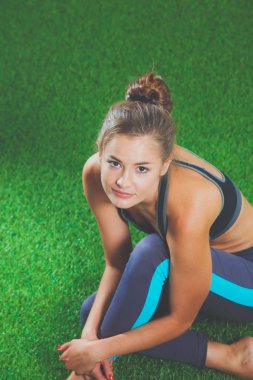 Otların arasında - spor sonra yorgun kadın sakin ol. Sakin ol.