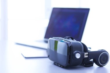 Bilgisayarlı sanal gerçeklik gözlükleri. İş. 3D teknoloji