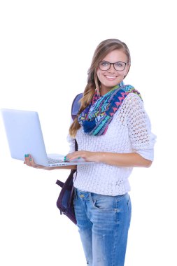 Beyaz arka plan üstünde laptop ile gülümseyen. Öğrenci.