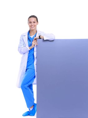 Boş reklam panosu olan bir kadın doktor. Kadın doktor