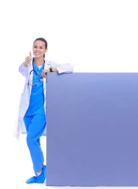 Boş reklam panosu olan bir kadın doktor. Kadın doktor