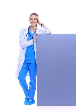 Boş reklam panosu olan bir kadın doktor. Kadın doktor