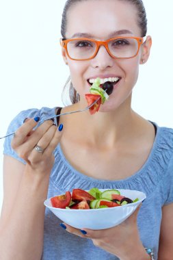 Sağlıklı yemek yiyen güzel bir kız. Güzel kız.