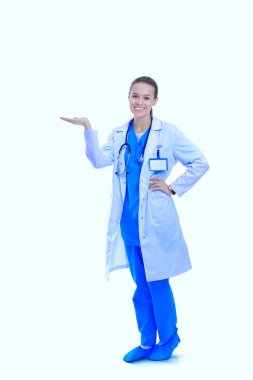 Beyaz önlüklü güzel bir kadın, el ele poz veriyor. Kadın doktor