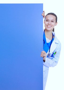 Boş reklam panosu olan bir kadın doktor. Kadın doktor