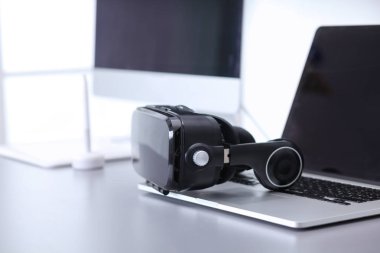 Bilgisayarlı sanal gerçeklik gözlükleri. İş. 3D teknoloji