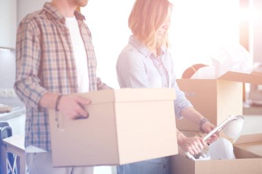 Karton açma çift yeni evlerinde kutuları. Genç Çift.