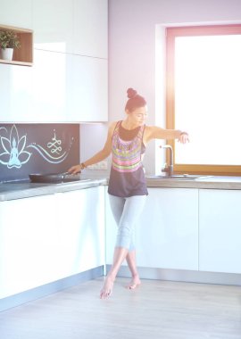 Formda ve çekici genç bir kadın sağlıklı yemek hazırlıyor. Kadın.