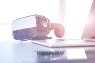 Bilgisayarlı sanal gerçeklik gözlükleri. İş. 3D teknoloji