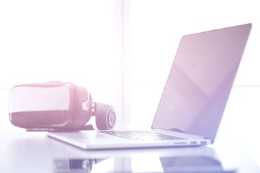 Bilgisayarlı sanal gerçeklik gözlükleri. İş. 3D teknoloji