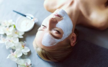 Yüz maskesi. Güzel genç kız Spa, makyajcısı kadın yüz maskesi uygulama