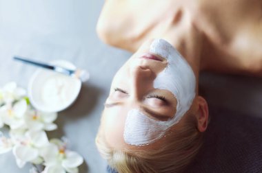 Yüz maskesi. Güzel genç kız Spa, makyajcısı kadın yüz maskesi uygulama