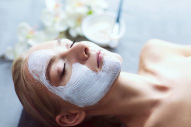 Yüz maskesi. Güzel genç kız Spa, makyajcısı kadın yüz maskesi uygulama