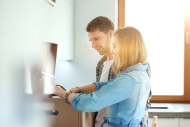 Genç bir çift yeni evde büyük karton kutu taşıyan. Ev taşıma. Genç Çift