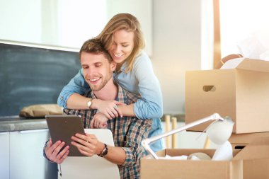 Genç bir çift yeni ev içinde hareket. Oturma ve açma sonra rahatlatıcı. Bir şey üstünde laptop arıyorum. Genç Çift