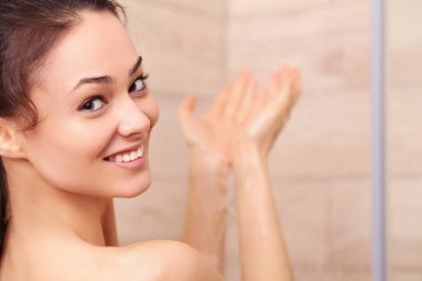 Genç beautyful kadın banyoda duş altında.