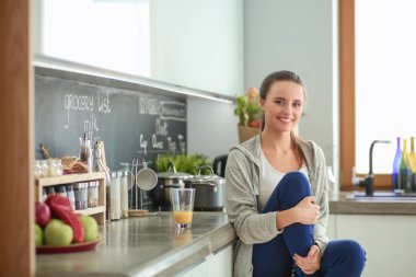 Mutfaktaki kadın. Mutfakta yemek yapmak..