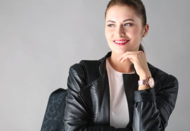 gri şık siyah ceketli güzel genç esmer kadın portresi.